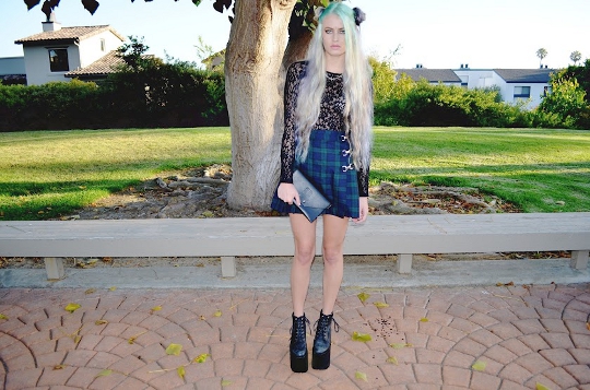 90s-grunge-plaid-schoolgirl-style 90s schoolgirl style