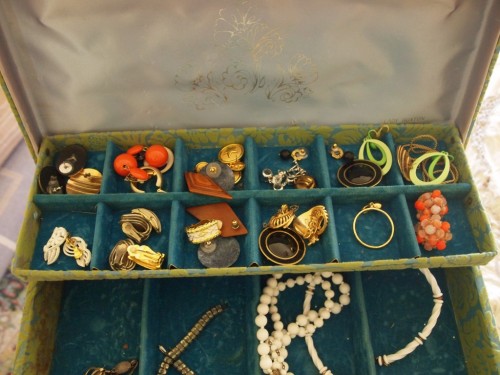 womens vintage costume jewelry